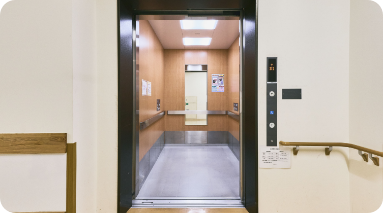 広々としたエレベーター